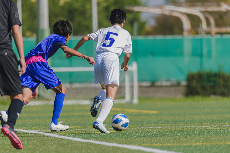 サッカーをやる子ども