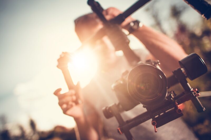 ジンバルを使って移動しながら撮影することで、カメラの動きを演出するカメラワークの一例