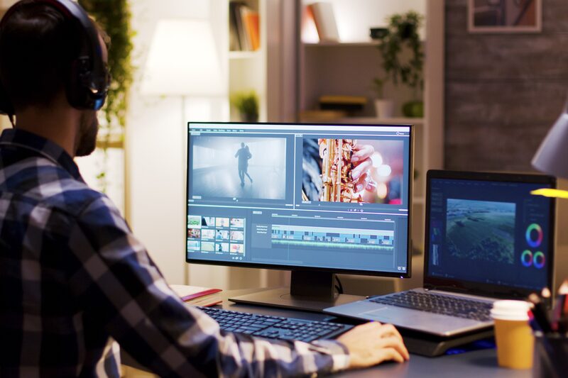 視聴者に伝わるコンセプト動画を制作するために、映像表現や構成を調整している編集作業の様子