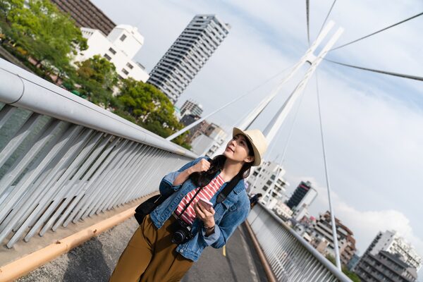 画面を傾けることで、視覚的な違和感を生み出すダッチアングルの例