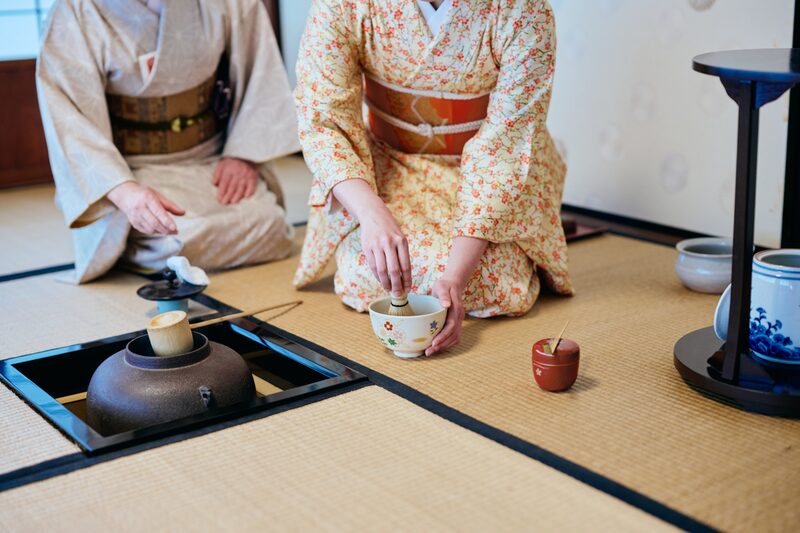 日本の茶道文化を体験する旅行者の様子