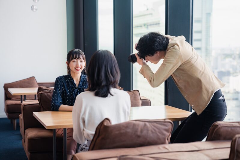 社員インタビューを撮影する採用動画制作の様子