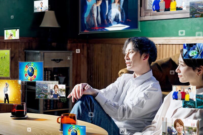 OTTサービスをテレビで視聴する環境において、複数のコンテンツや広告が配信される様子を表したイメージ写真