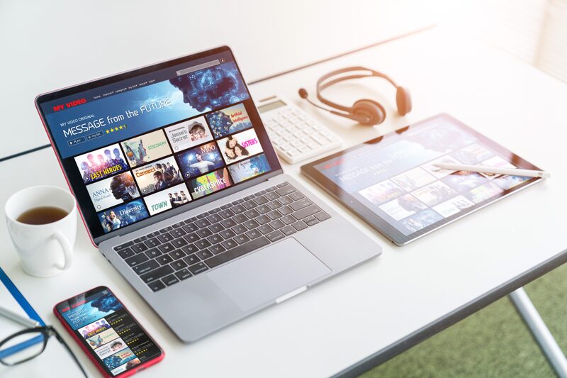 スマートフォン、タブレット、PCなど複数のデバイスで動画配信サービスを利用するオンデマンド型の視聴環境を表した写真
