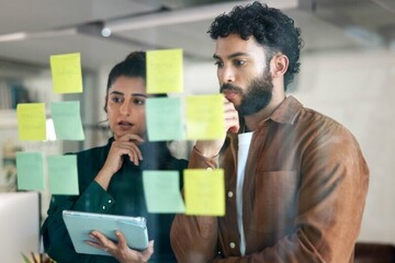 動画制作の企画設計段階で、目的や要素を整理して検討しているイメージ