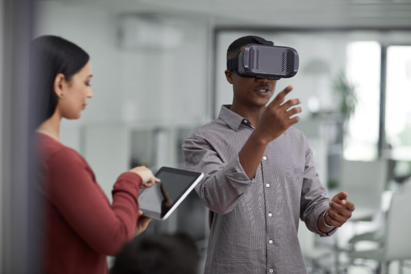 VRヘッドセットでコンテンツを確認しながら品質チェックを行っている様子